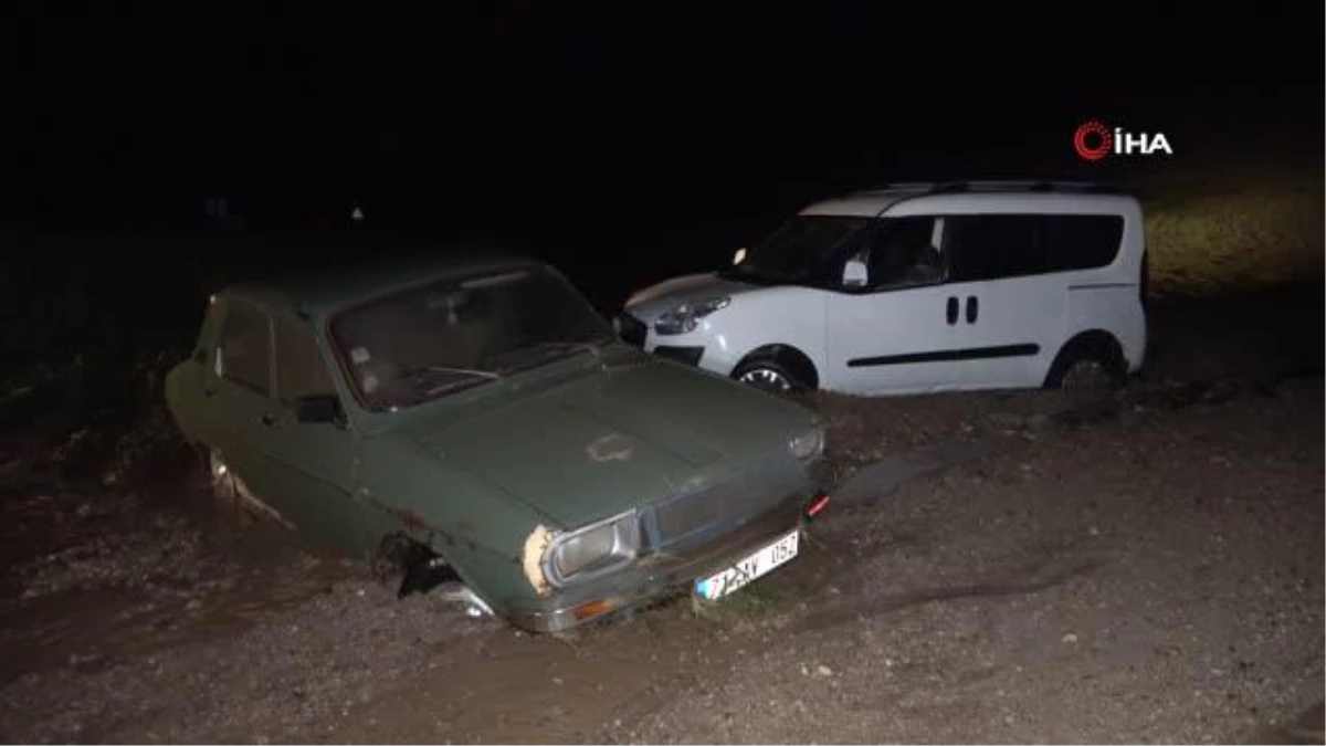 Kırıkkale\'de iki araç sele kapıldı: Mahsur kalan 4 kişi kurtarıldı