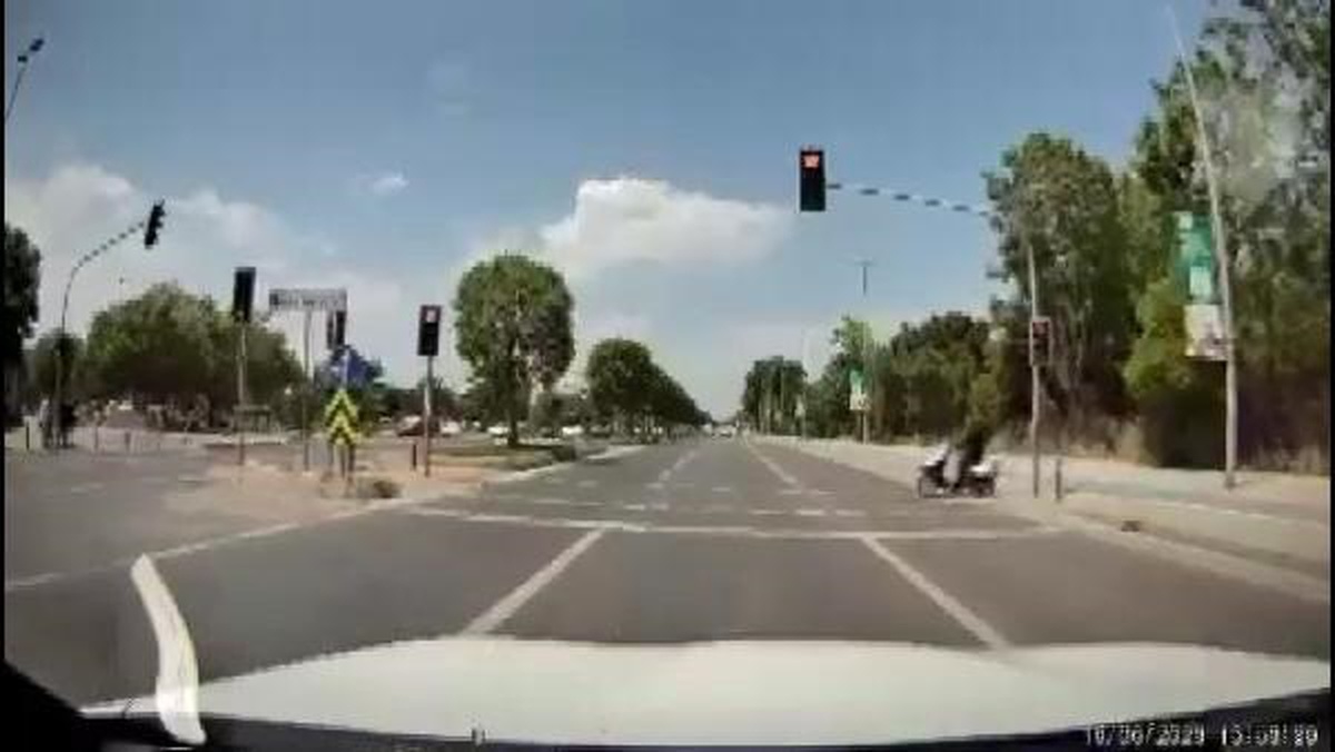 Motosikletli Kırmızı Işıkta Geçen Otomobilden Son Anda Kurtuldu