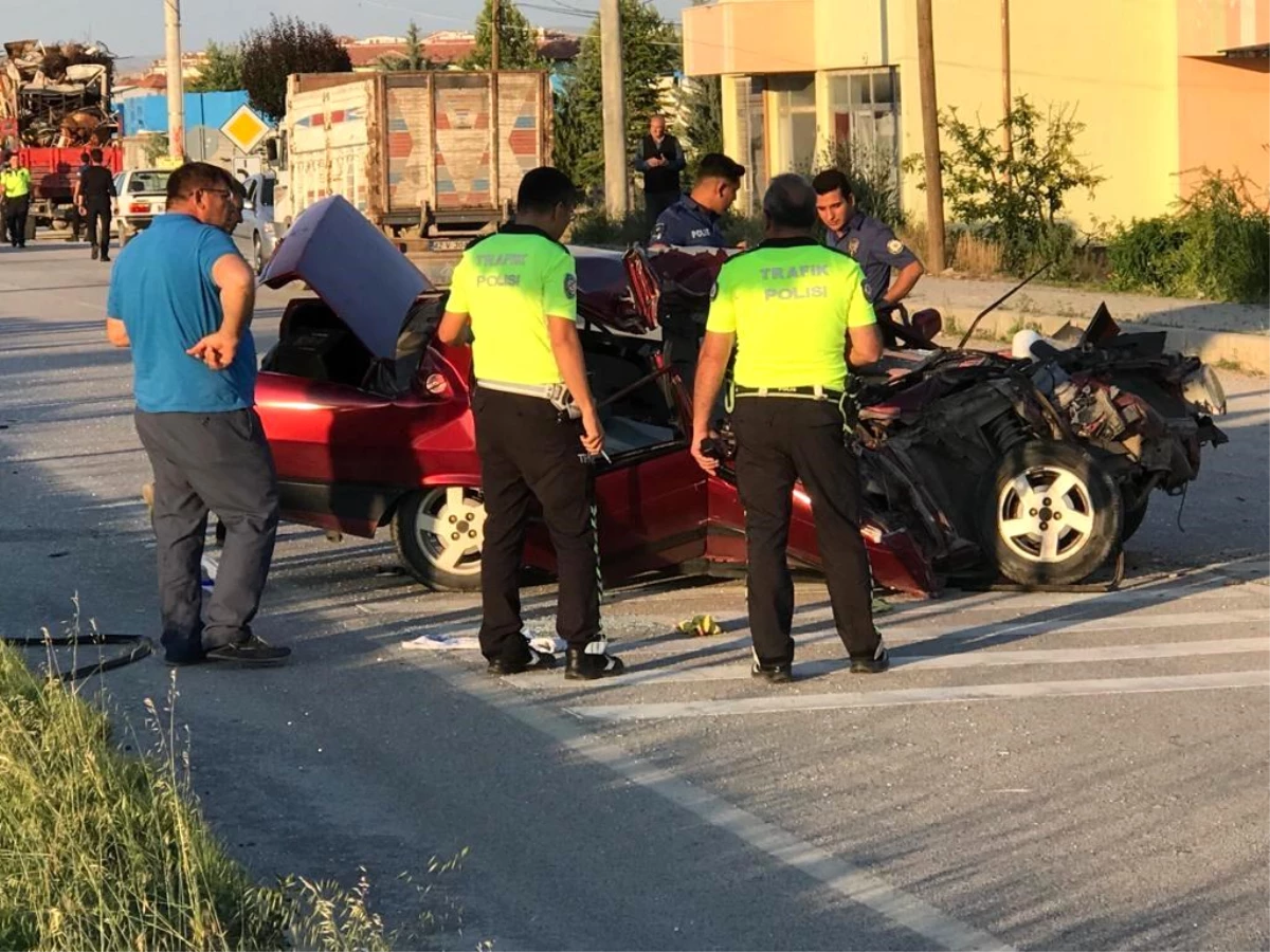 Konya Ereğli\'de Otomobil ve Kamyonet Çarpıştı: 2 Yaralı
