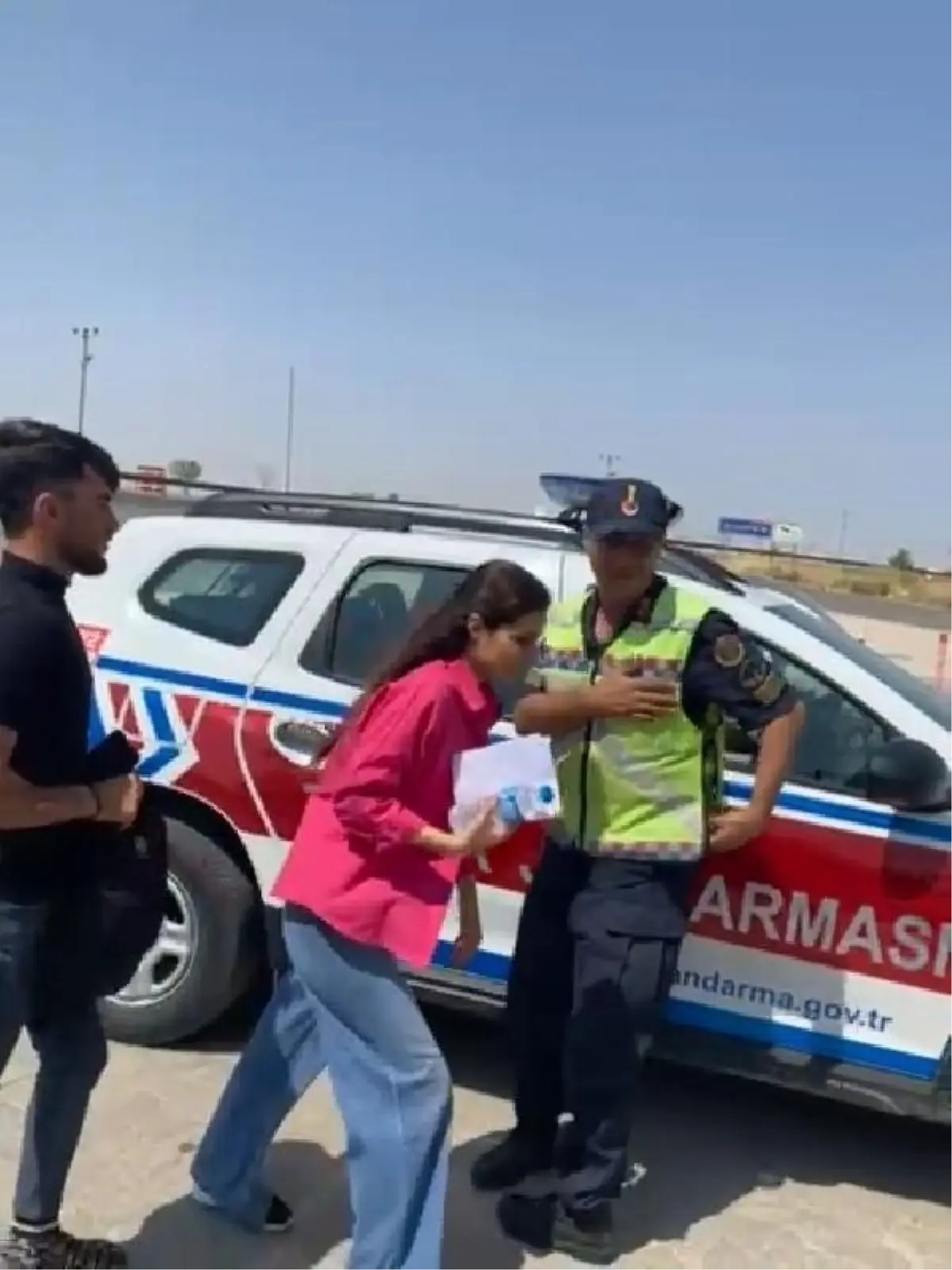 Nusaybin\'de Jandarma Ekipleri, YKS İkinci Oturumuna Geç Kalan Adayları Okula Ulaştırdı