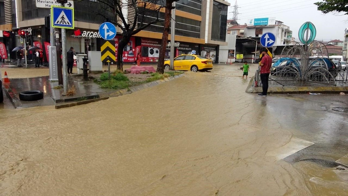 Kocaeli\'de Şiddetli Sağanak Hayatı Olumsuz Etkiledi