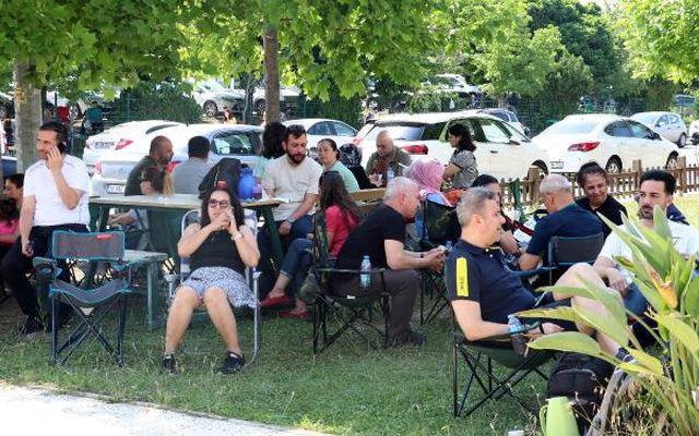 YKS ikinci oturumunda öğrenciler sınav binaları önünde kuyruk oluşturdu YKS ikinci oturumunda öğrenciler sınav binaları önünde kuyruk oluşturdu