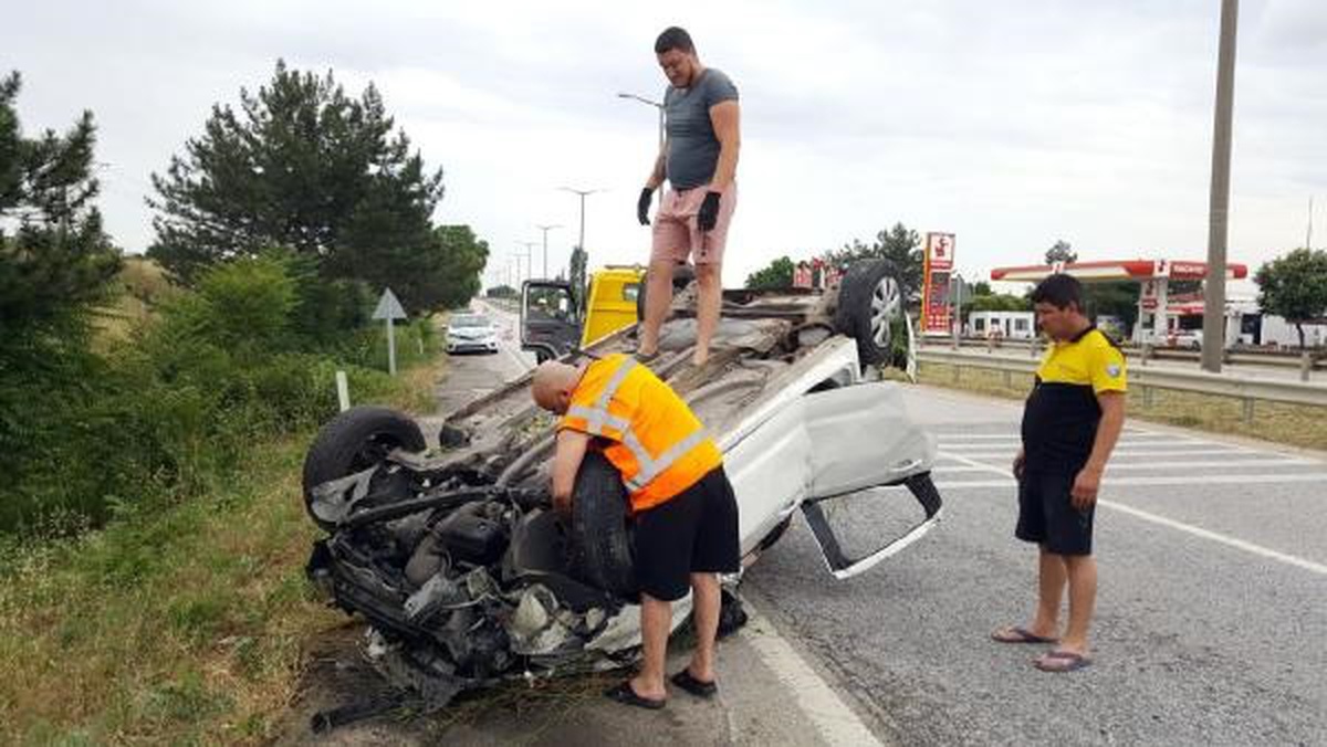 Edirne\'de Trafik Polisleri Sıkışan Sürücüyü Kurtardı
