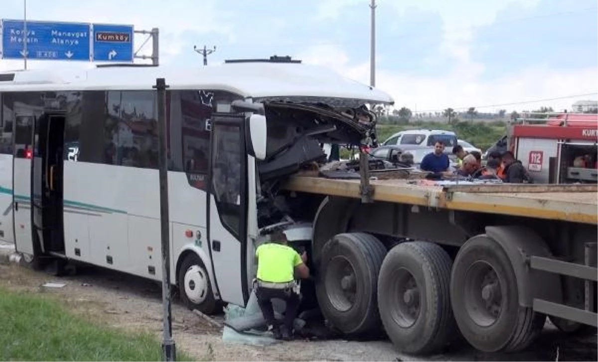 Antalya\'da tur midibüsü TIR\'a çarptı: 1 ölü, 5 yaralı