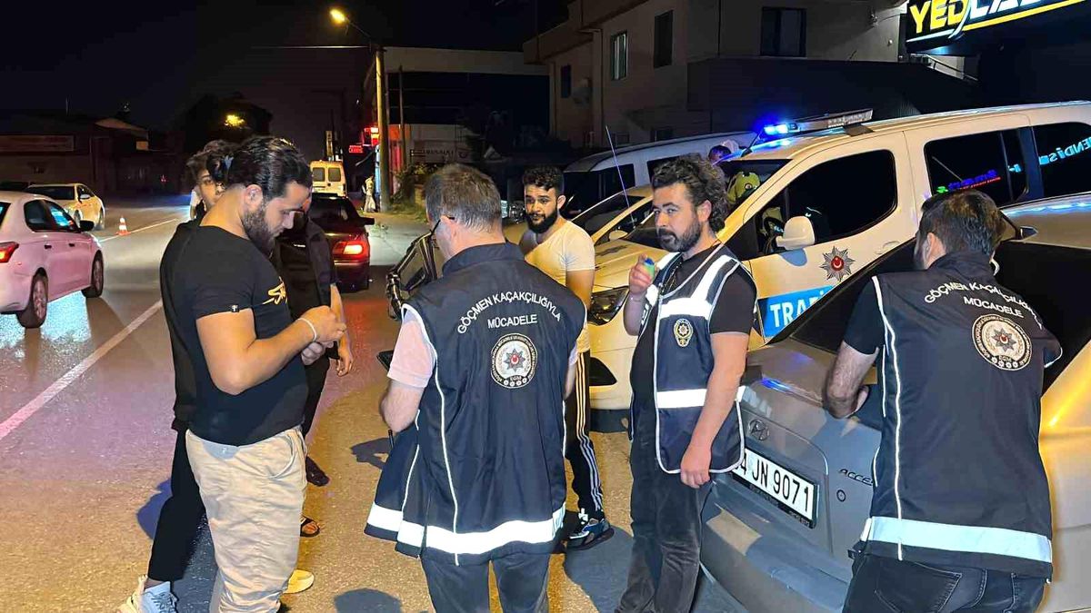 Düzce\'de kaçak göçmenleri taşıyan kamyonet durduruldu
