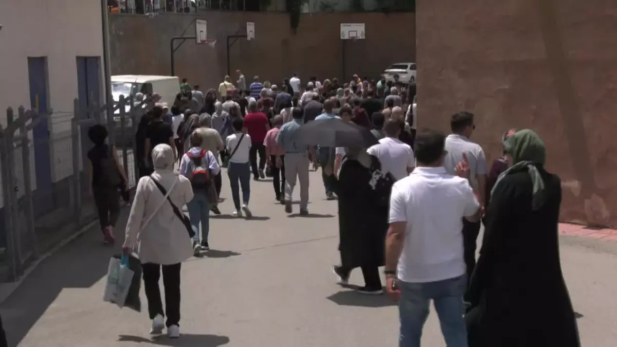 Üniversite sınavı öğrencileri ve aileleri ekonomik zorluklarla karşı karşıya