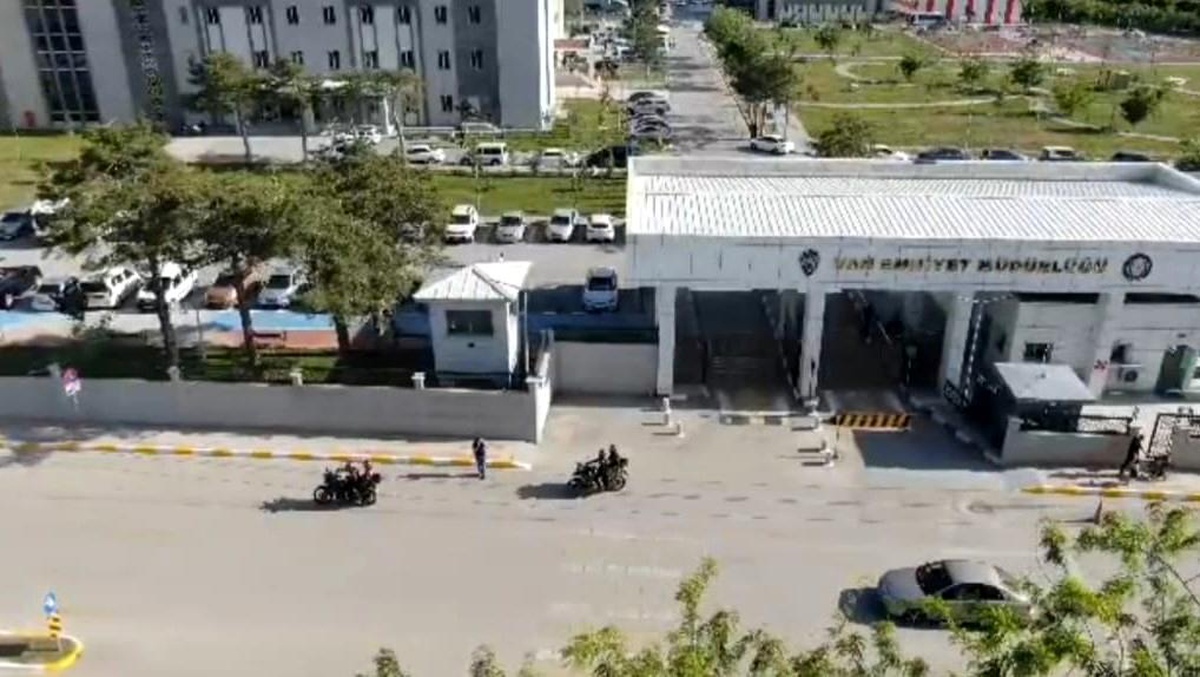 Van\'da 22 öğrenciye polis yardımı YKS-2023 sınavına yetişmelerini sağladı