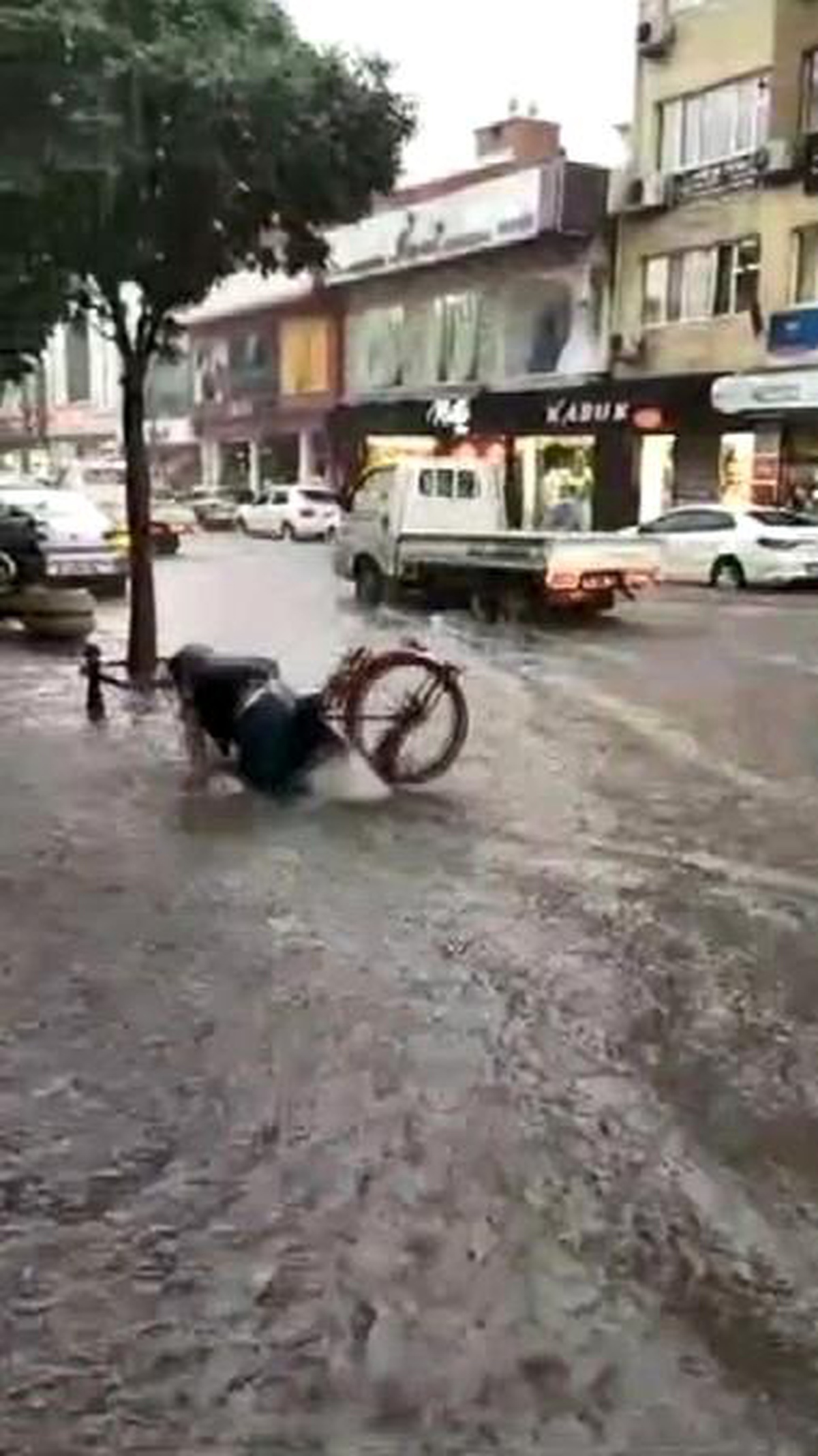 İnegöl\'de Şiddetli Yağmur Sonrası Sokaklar Göle Döndü