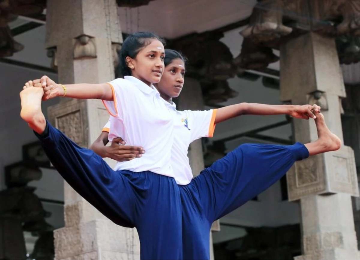 Dünya genelinde 1000 yoga tutkunu Uluslararası Yoga Günü\'nü Sri Lanka\'da kutladı