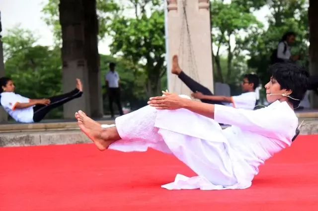 Yoga Tutkunları Sri Lanka'da Uluslararası Yoga Günü'ne Hazırlanıyor