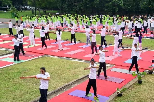 Yoga Tutkunları Sri Lanka'da Uluslararası Yoga Günü'ne Hazırlanıyor