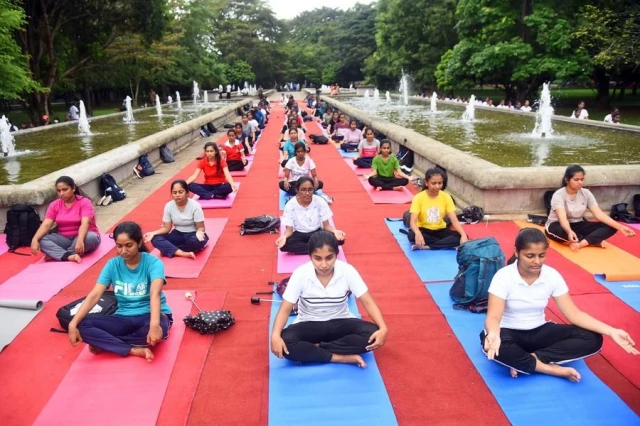Yoga Tutkunları Sri Lanka'da Uluslararası Yoga Günü'ne Hazırlanıyor