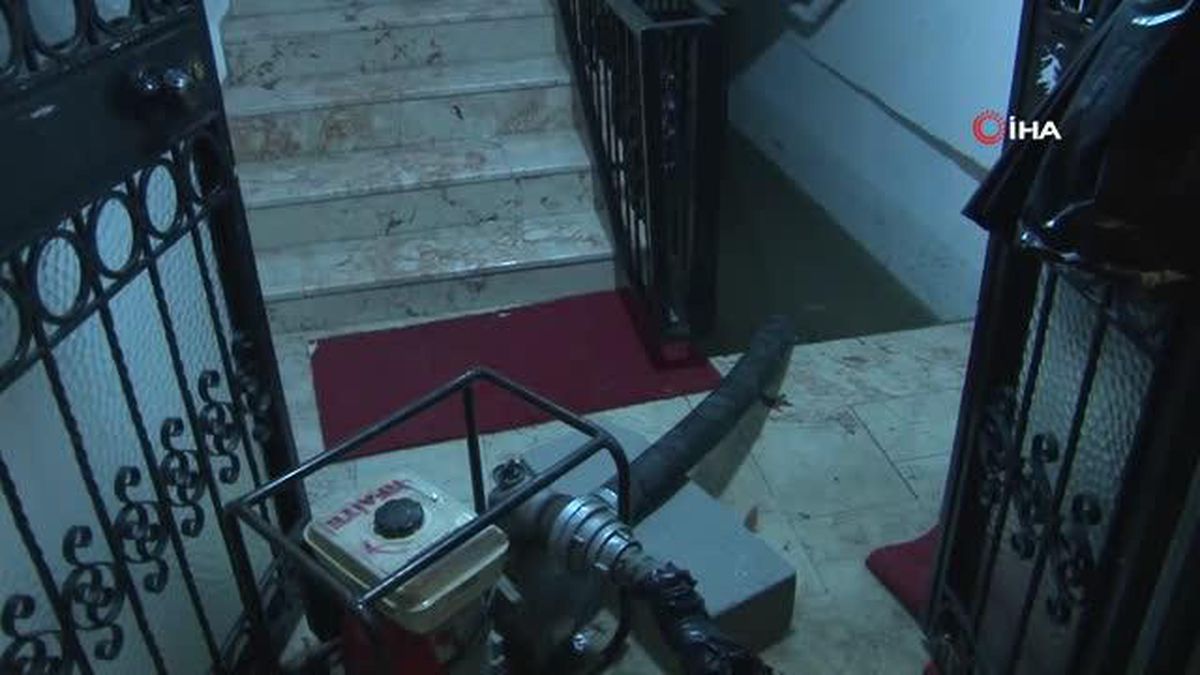 Akhisar\'da Sular Tahliye Ediliyor