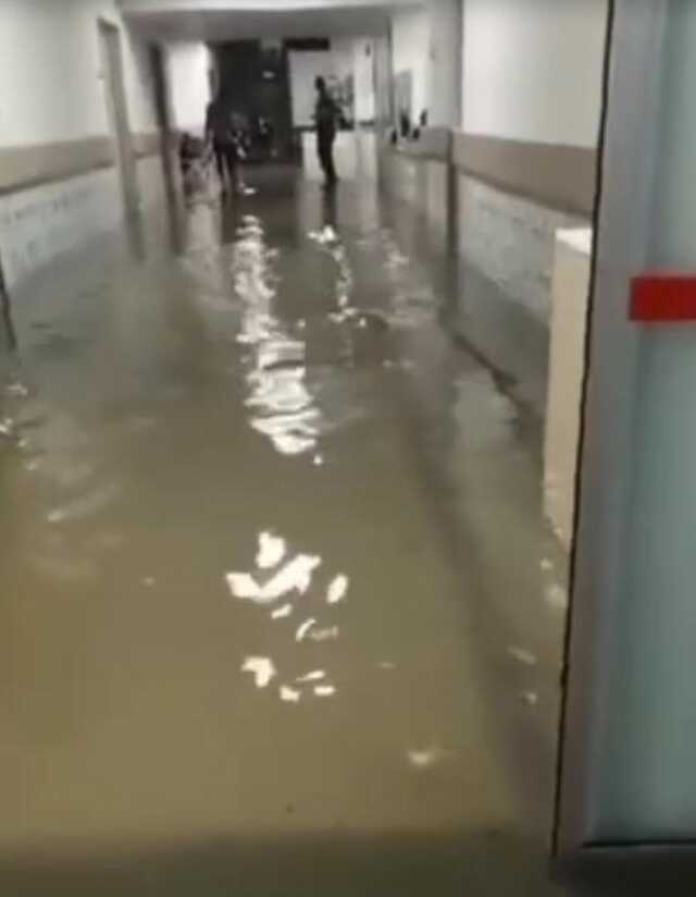 Akhisar'da hastaneyi sel suları bastı, hastalar tahliye edildi Akhisar'da hastaneyi sel suları bastı, hastalar tahliye edildi