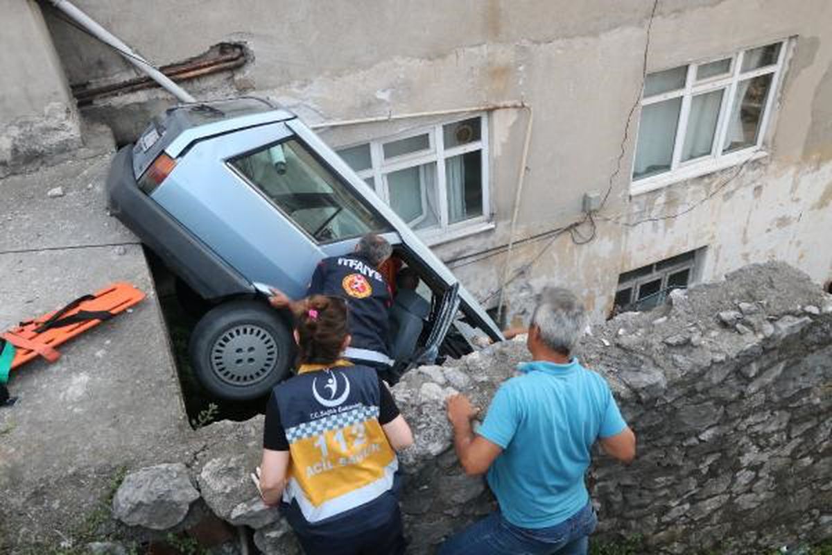 Zonguldak\'ta Otomobil Apartman Boşluğuna Düştü: 2 Yaralı