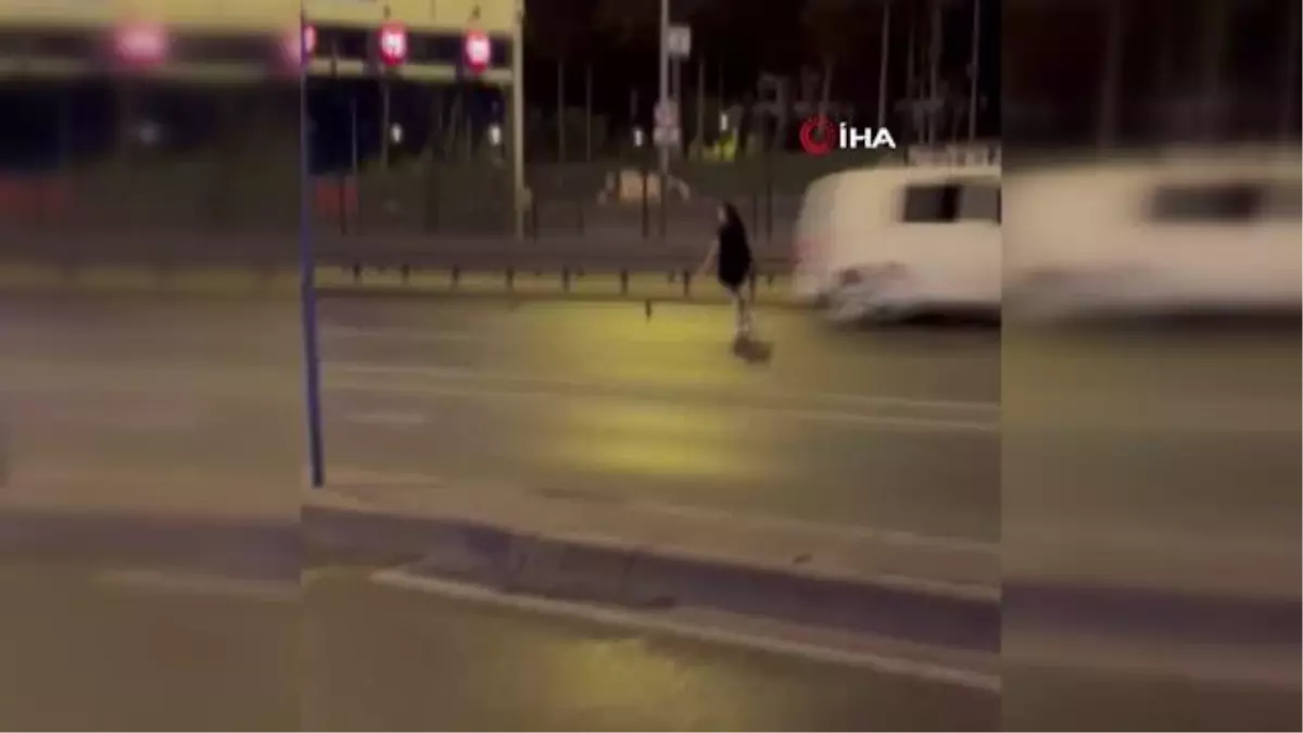 Beylikdüzü\'nde E-5\'in ortasında canını hiçe sayarak yürüyen kadın kamerada