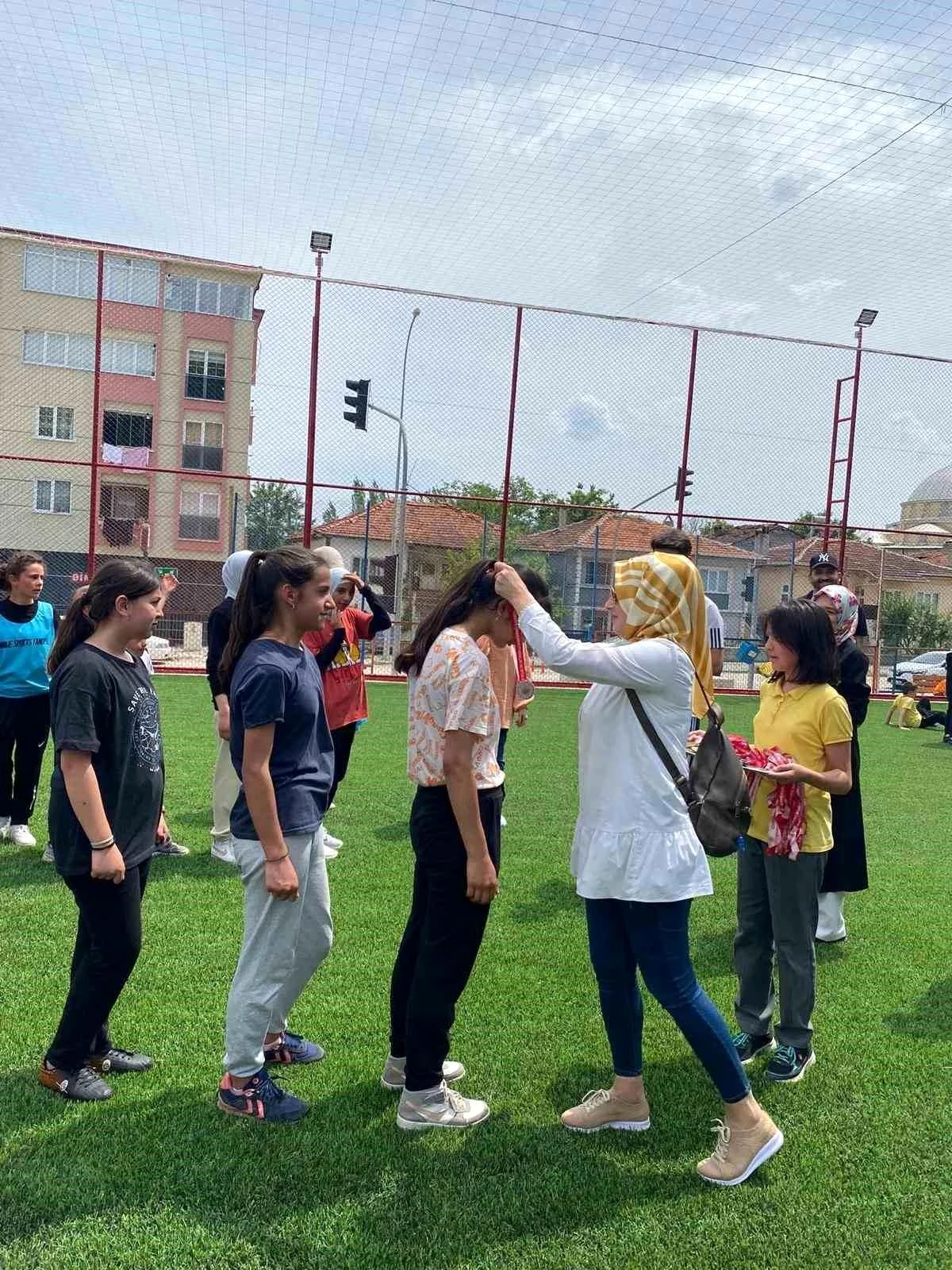 Cengiz Topel Ortaokulu Ortaokullar Arası Kadın Futbol Turnuvası\'nda şampiyon oldu