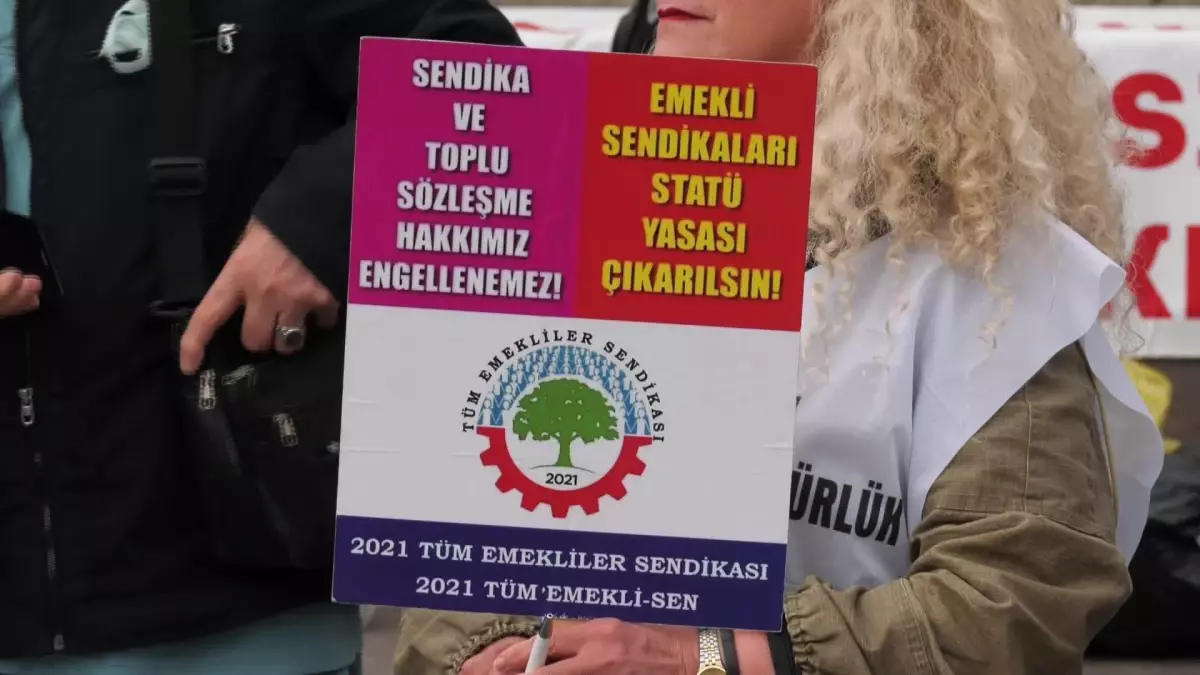 Emekliler Ankara\'da Eylem Yaptı: "Tüm Emekli Maaşlarıyla Dul ve Yetim Aylıklarına, Gerçek Enflasyona Göre Derhal Seyyanen Ek Zam Yapılmalıdır"