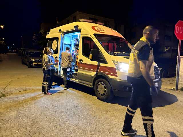 Eniştesiyle kavga eden genç kız komşularını bıçakladı: 3 yaralı Eniştesiyle kavga eden genç kız komşularını bıçakladı: 3 yaralı