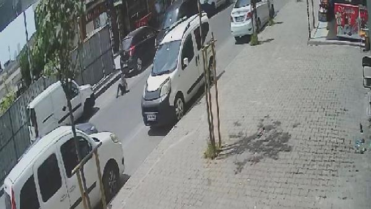 Esenyurt\'ta 11 yaşındaki çocuğa araç çarptı
