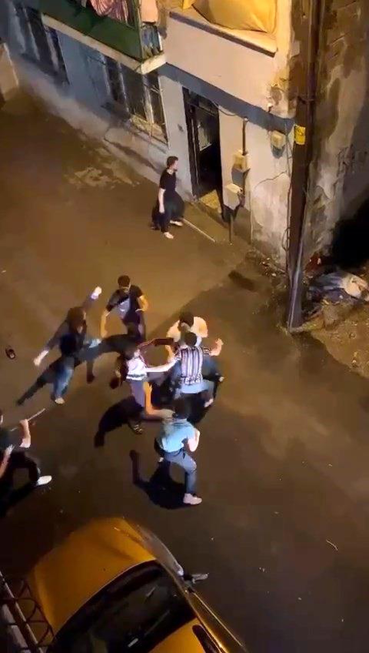Bursa\'da sokak ortasında gençler arasında kavga
