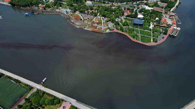 İstanbul Haliç''''''''te suyun rengi kahverengiye döndü İstanbul Haliç''''''''te suyun rengi kahverengiye döndü