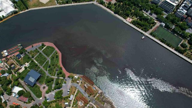 İstanbul Haliç''''te suyun rengi kahverengiye döndü İstanbul Haliç''''te suyun rengi kahverengiye döndü