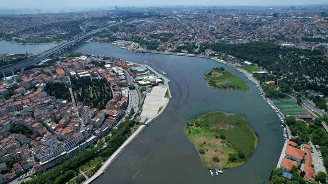İstanbul Haliç''te suyun rengi kahverengiye döndü İstanbul Haliç''te suyun rengi kahverengiye döndü