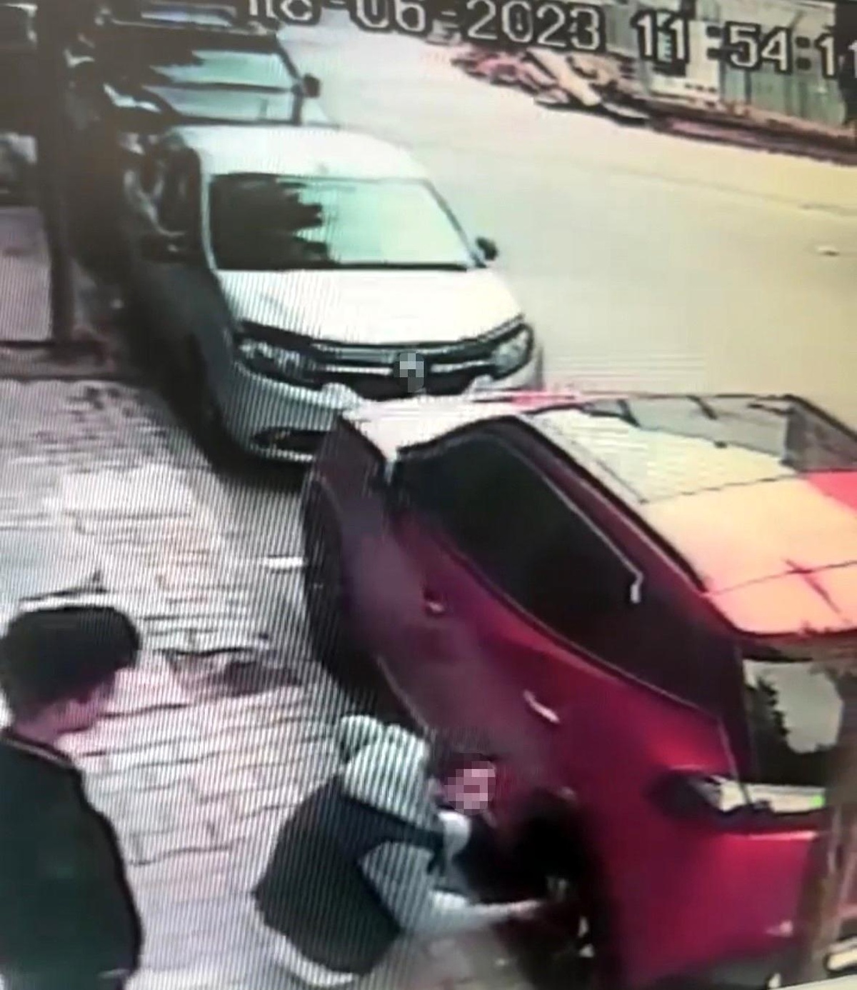 Gaziosmanpaşa\'da İki Çocuk Aracın Sibop Kapaklarını Çaldı