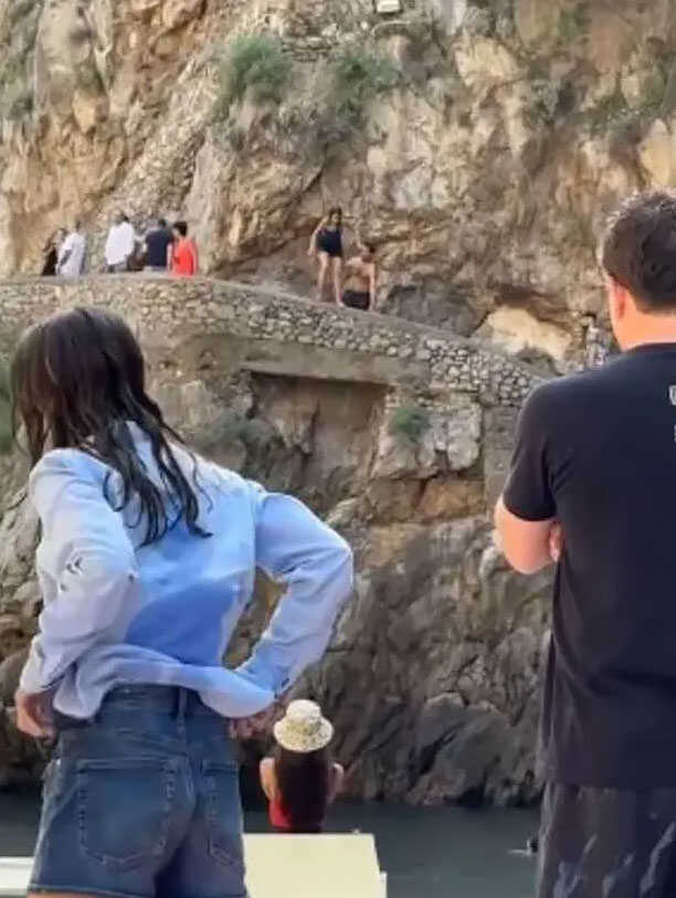 İtalya'da kadın uçurumdan atlamak istedi, kayalıklara çarptı İtalya'da kadın uçurumdan atlamak istedi, kayalıklara çarptı