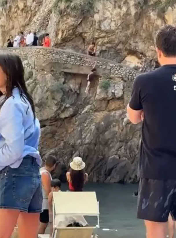 İtalya'da kadın uçurumdan atlamak istedi, kayalıklara çarptı İtalya'da kadın uçurumdan atlamak istedi, kayalıklara çarptı
