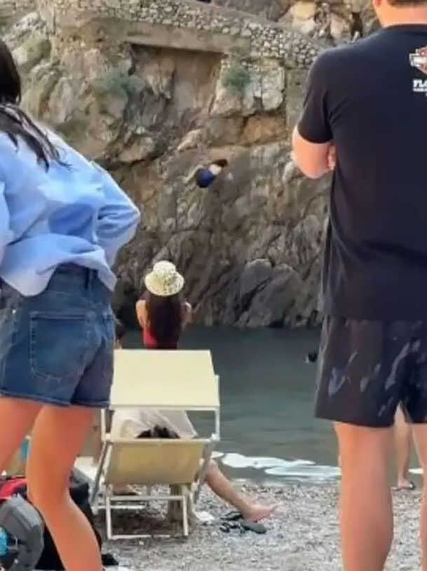 İtalya'da kadın uçurumdan atlamak istedi, kayalıklara çarptı İtalya'da kadın uçurumdan atlamak istedi, kayalıklara çarptı