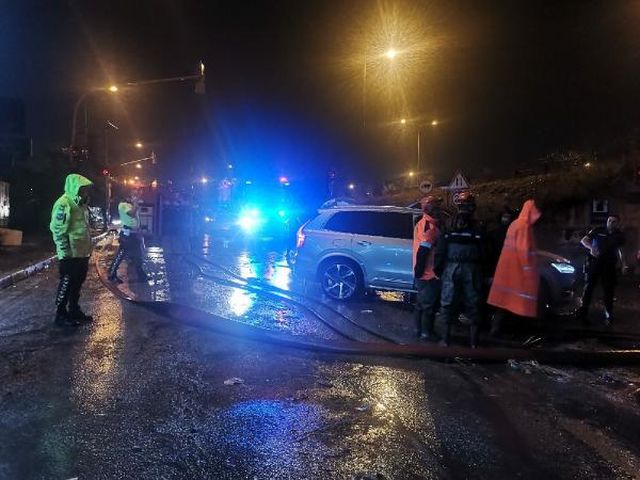 İzmir''''''''''''''''''''''''''''''''de sağanak yağış hayatı felç etti! Araçlar suya gömüldü İzmir''''''''''''''''''''''''''''''''de sağanak yağış hayatı felç etti! Araçlar suya gömüldü