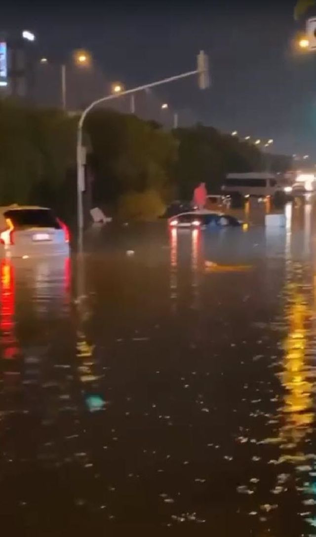 İzmir''''''''''''''''de sağanak yağış hayatı felç etti! Araçlar suya gömüldü İzmir''''''''''''''''de sağanak yağış hayatı felç etti! Araçlar suya gömüldü