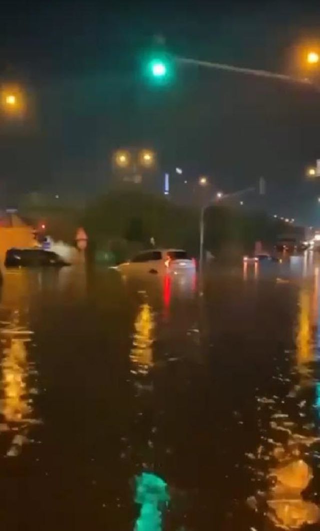 İzmir''''''''de sağanak yağış hayatı felç etti! Araçlar suya gömüldü İzmir''''''''de sağanak yağış hayatı felç etti! Araçlar suya gömüldü