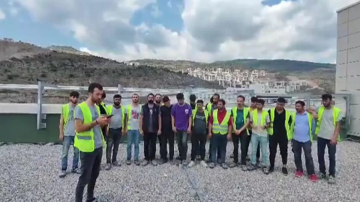 İzmir\'deki şehir hastanesi inşaatında işçiler ücret gaspına karşı eylemde