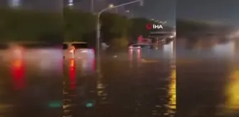 İzmir'de Sel Felaketi: Araçlar Su Altında Kaldı, Yol Trafiğe Kapandı