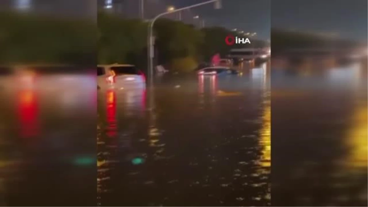 İzmir\'de Sel Felaketi: Araçlar Su Altında Kaldı, Yol Trafiğe Kapandı