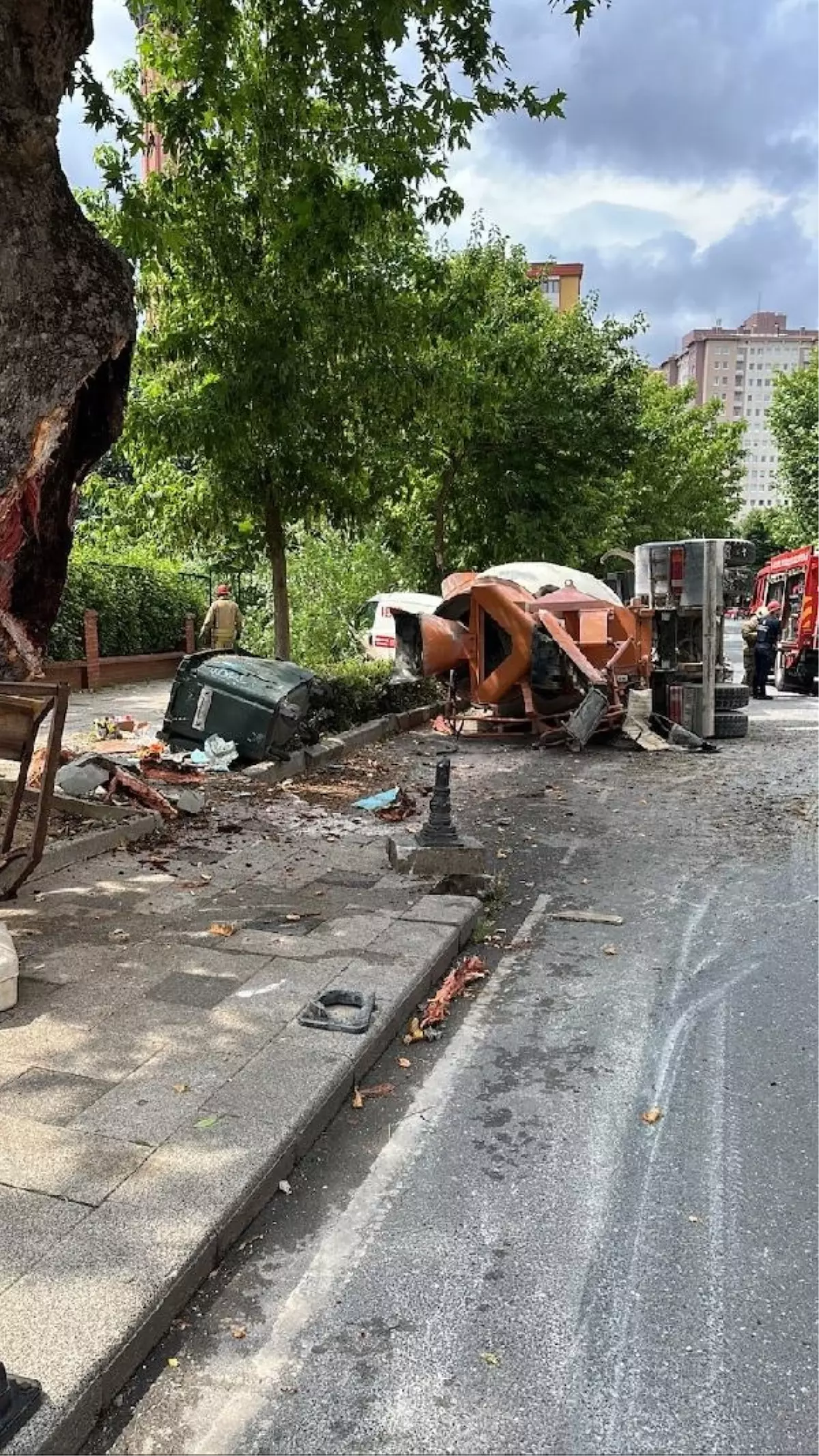 Kadıköy\'de Beton Mikseri Kontrolden Çıkarak 4 Araç ve Seyyar Satıcı Tezgahına Çarptı