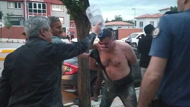 Kendini yakmaya çalışan şahsı polis kurtardı Kendini yakmaya çalışan şahsı polis kurtardı
