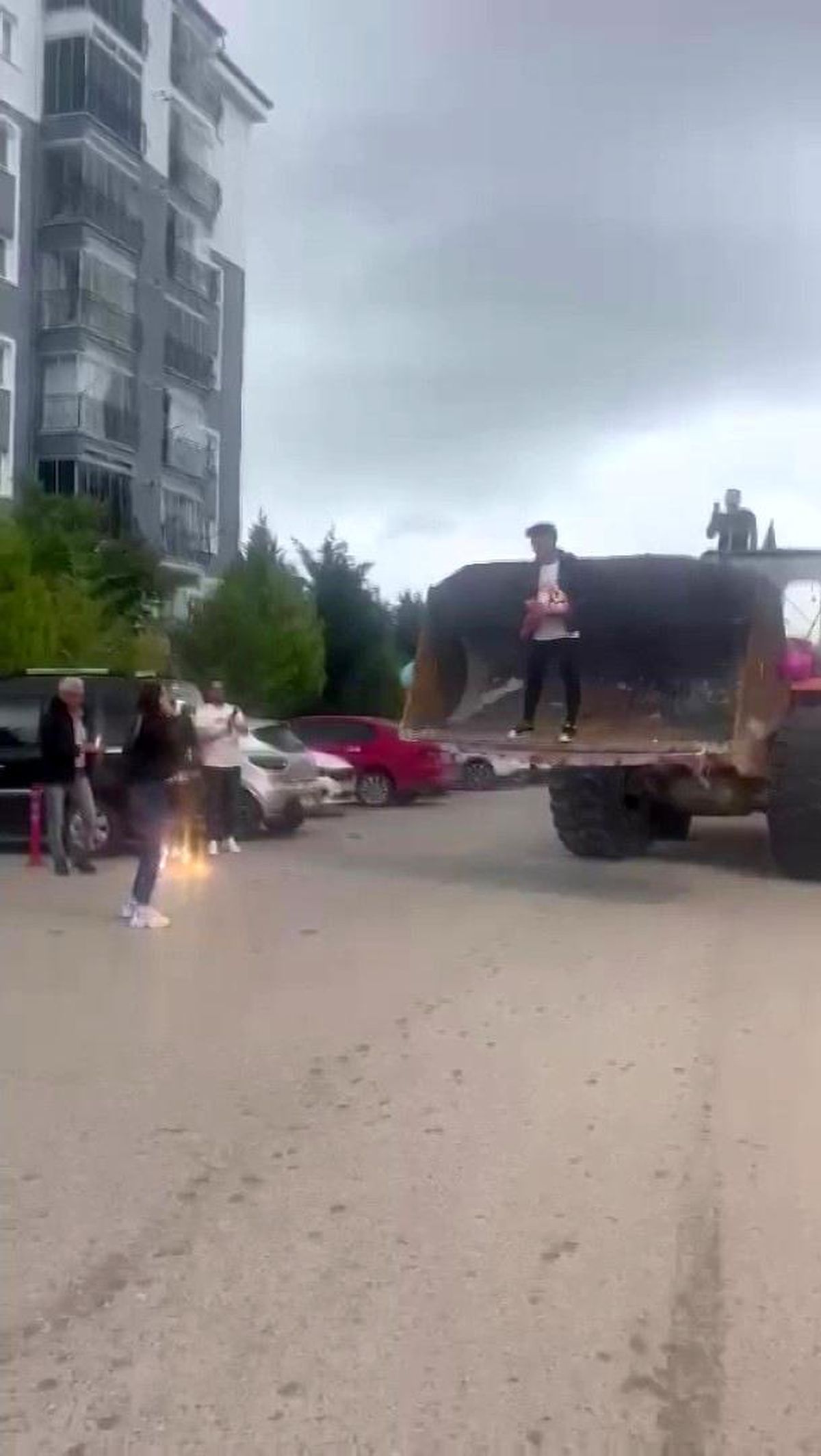 Kepçe operatörü sevgilisine kepçeyle evlilik teklifi etti