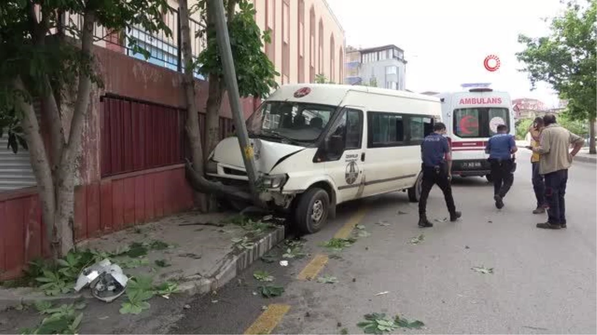 KGM işçilerini taşıyan servis aracı kaza yaptı: 3 yaralı
