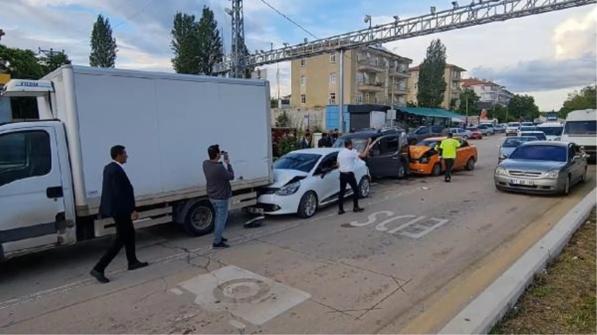 Kırıkkale\'de Zincirleme Trafik Kazası: 2 Yaralı