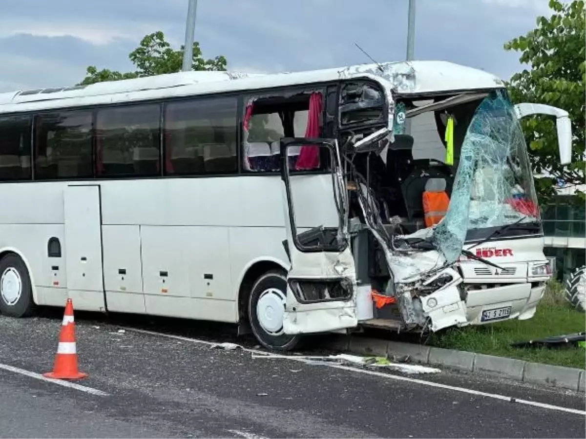 Tavşanlı\'da servis otobüsleri çarpıştı: 11 yaralı