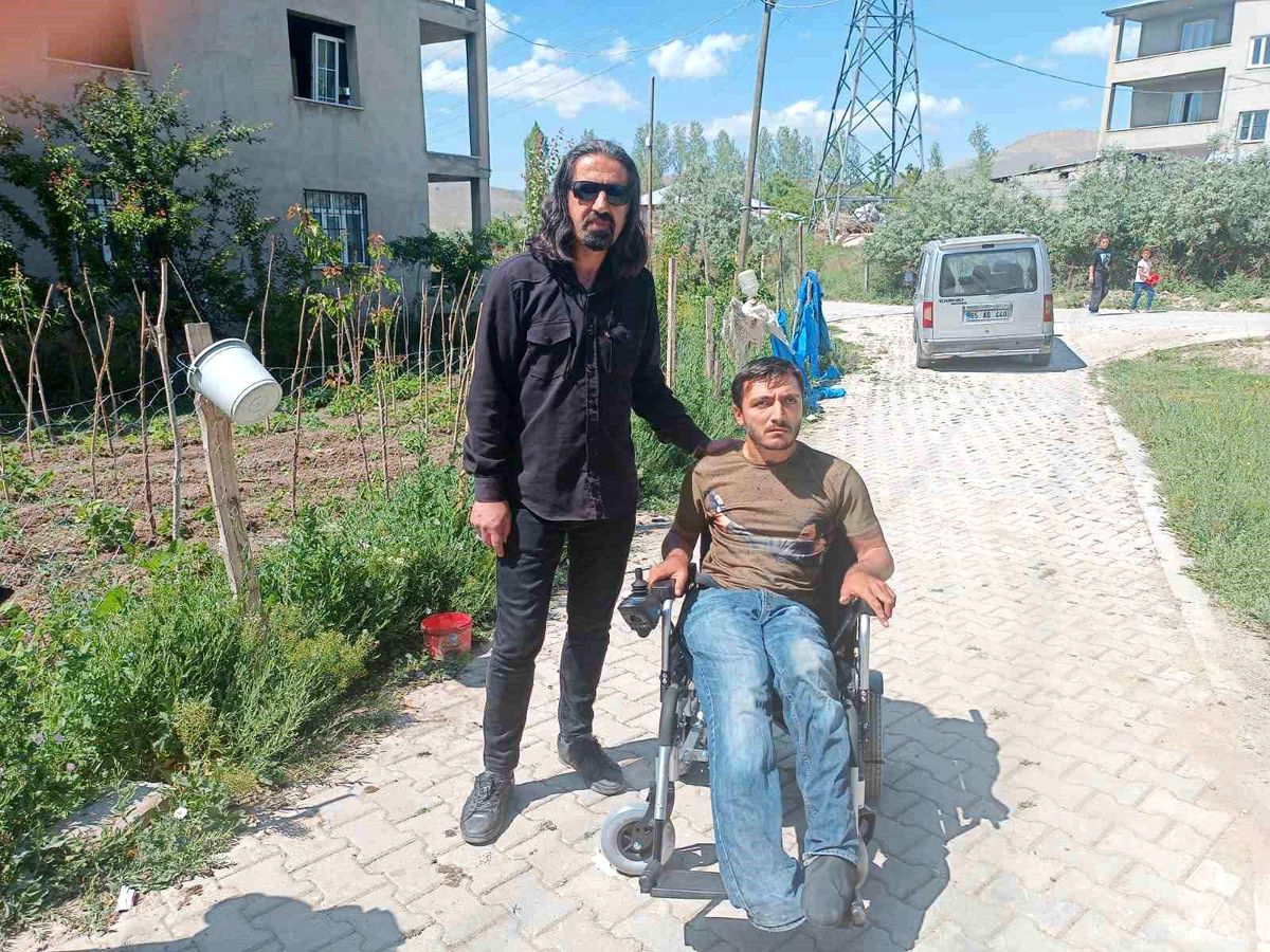 Manisa Valisi Mevlüt Özmen, Vanlı engelli gencin akülü sandalye isteğini yerine getirdi