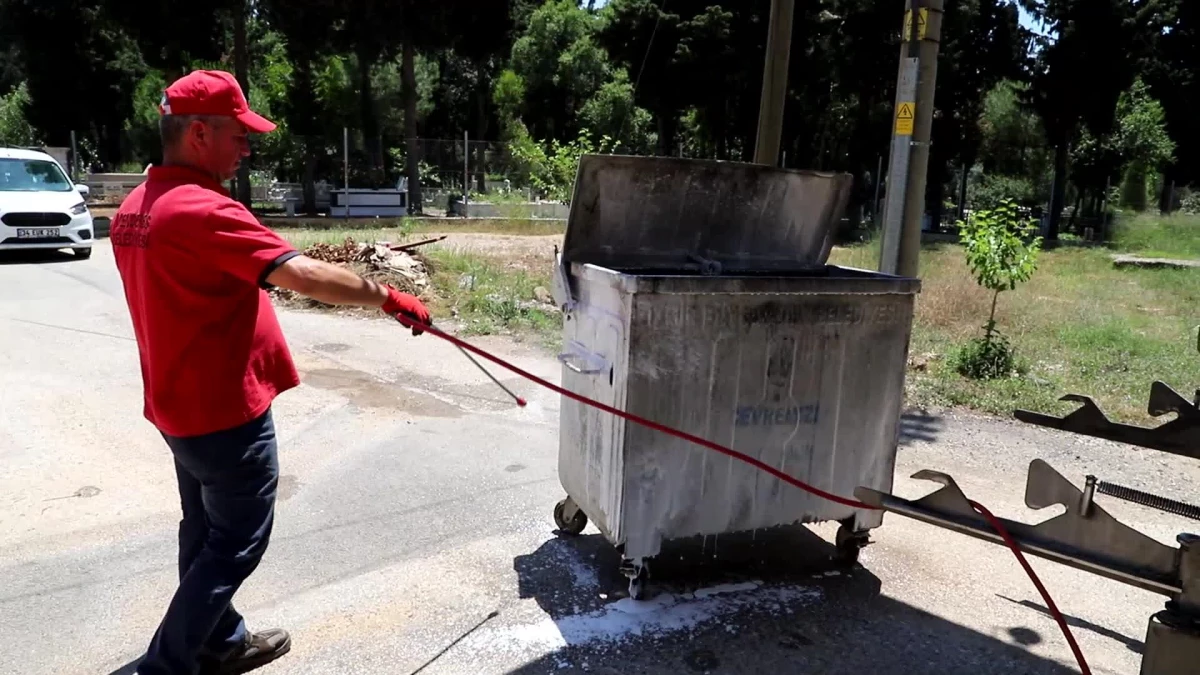 Menderes Belediyesi Çöp Konteynerlerinin Bakımını Özel Ekip İle Gerçekleştiriyor