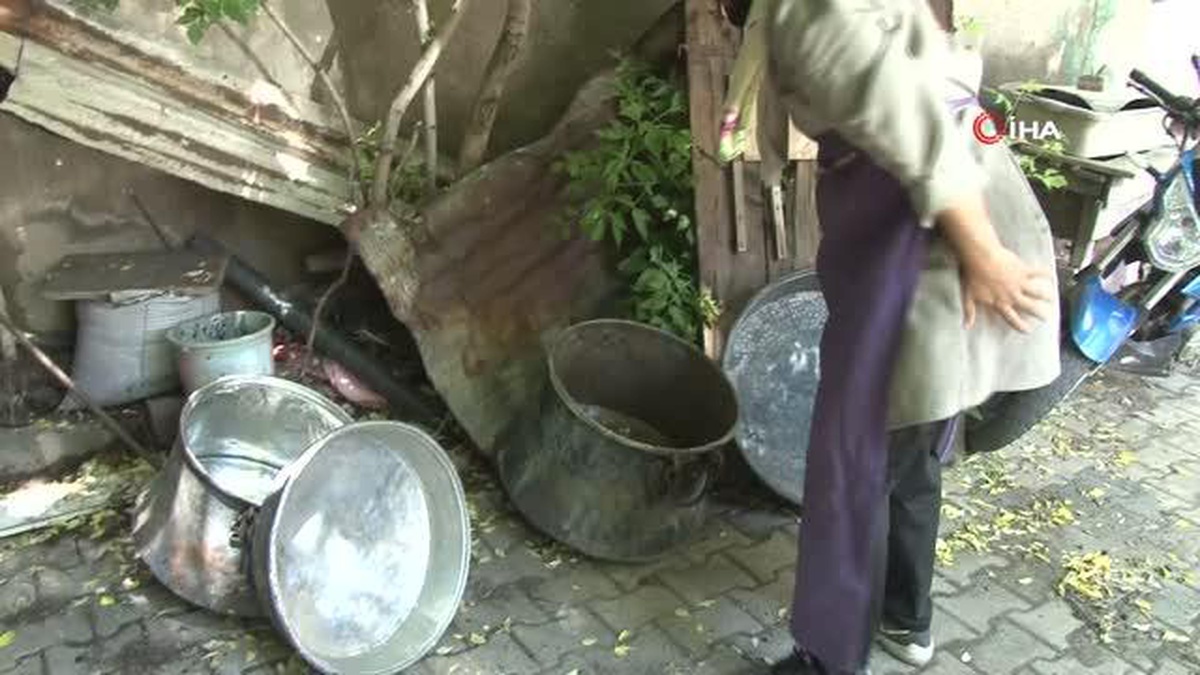Mesleğinin en genç ismi...150 yıllık dükkanda 4. kuşak olarak kalaycılık yapıyor