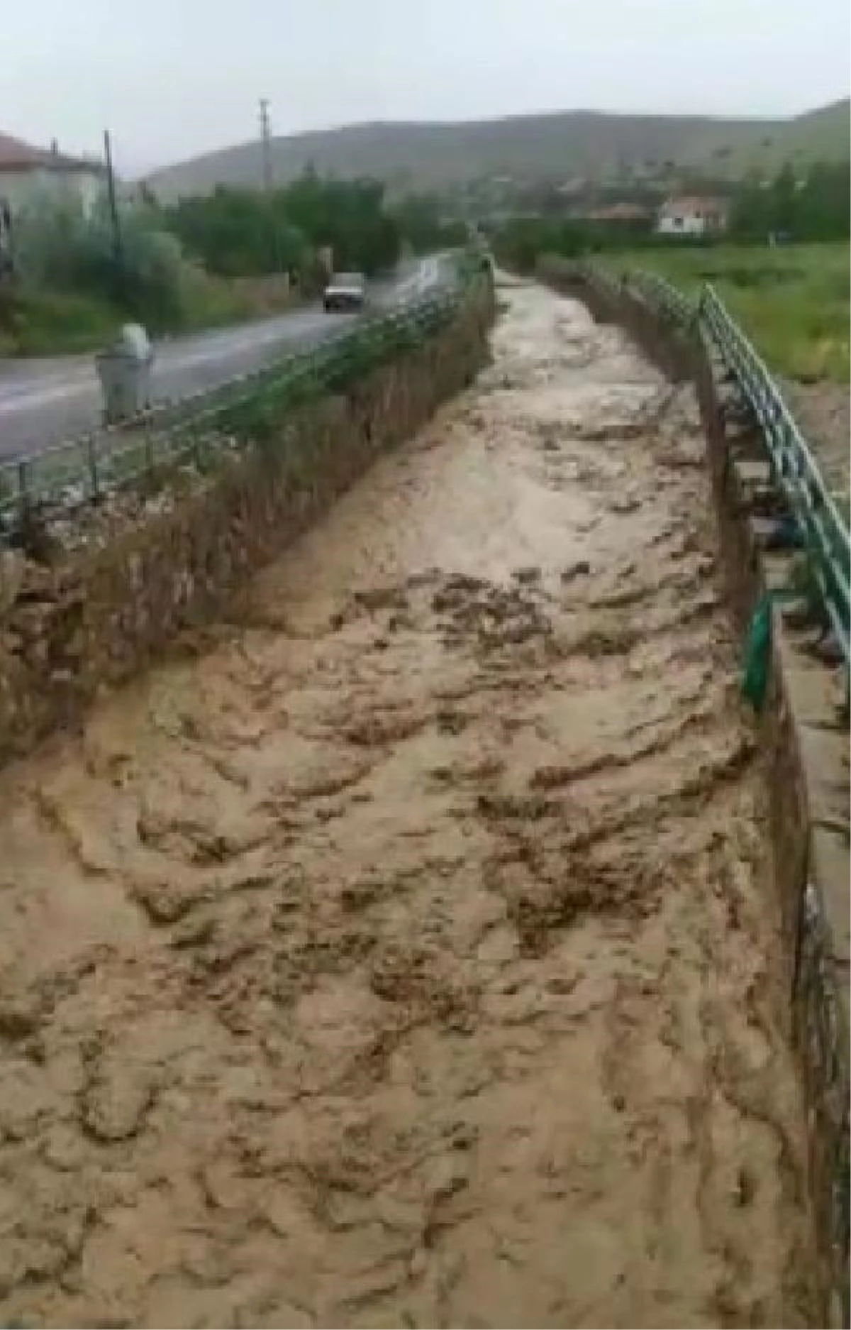 Niğde\'de Şiddetli Yağış Sonrası Sel: Ev ve Bahçeler Zarar Gördü