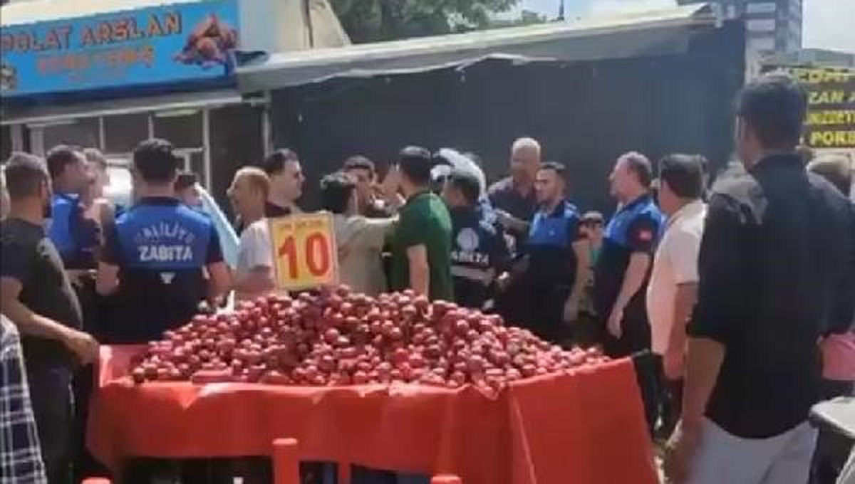 Şanlıurfa\'da Zabıta Ekipleri ile Seyyar Satıcılar Arasında Arbede