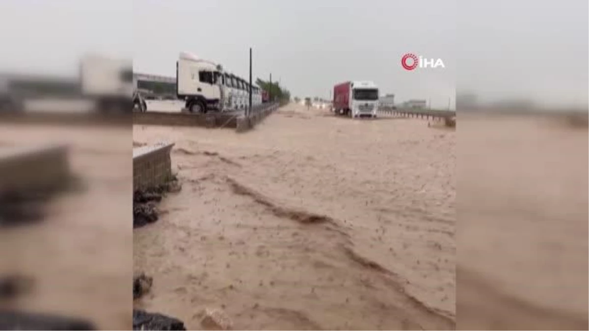 Nevşehir-Aksaray Karayolu sel nedeniyle ulaşıma kapandı